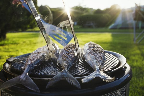 Astuces pour cuire le poisson sans qu'il colle à la grille